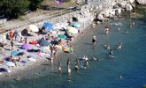 Prizor sa plaže u Dalmaciji posvađao ljude: Poneli su frižider, sto i stolice FOTO