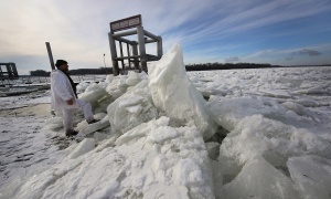 Probijen ledni čep kod Apatina, sante leda plove rekom