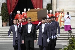 Procesija na papinoj sahrani krenula iz Vatikana, hiljade ljudi se pričestilo