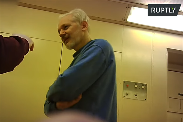 Procurio snimak Asanža iz zatvora u Londonu (VIDEO)