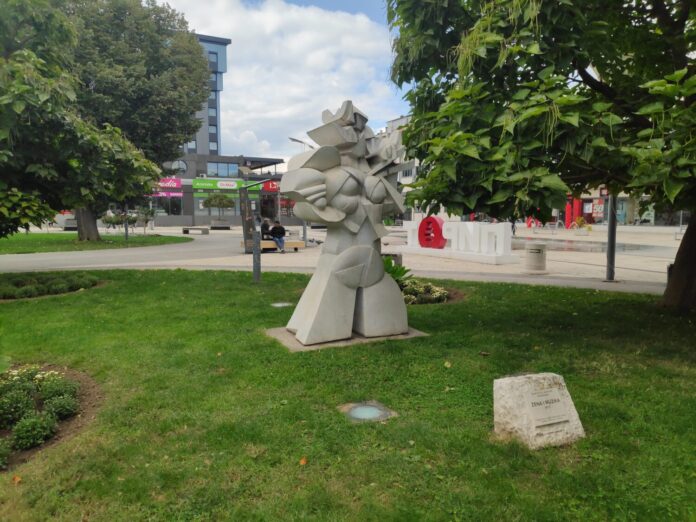 Prodaju se skulpture, parcele i njive „Prvog maja“ iz Pirota