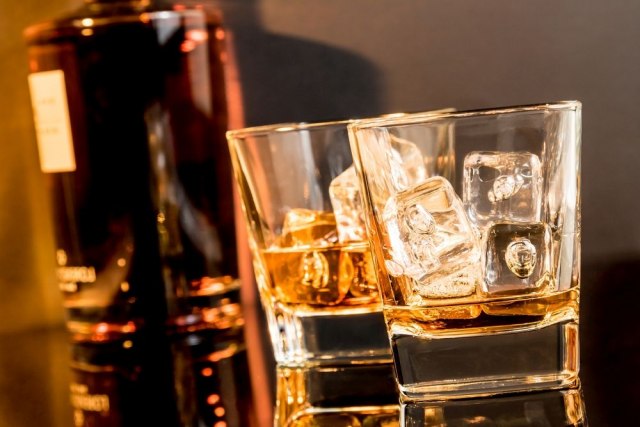 Prodata najveća flaša viskija na svetu: Sadrži 150 običnih flaša FOTO