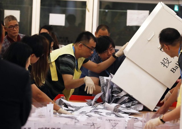 Prodemokratskim kandidatima više od polovine mesta na izborima u Hongkongu