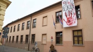 Profesori Akademije umetnosti u Novom Sadu prodaju svoja umetnička dela kako bi pomogli kolegama koji su ostali bez plata