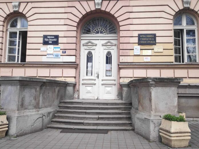 Profesori niškog „Sremca“: U učionice ulaze nepoznati ljudi, iskusni nastavnici ostali bez posla, nametnuta SNS volja