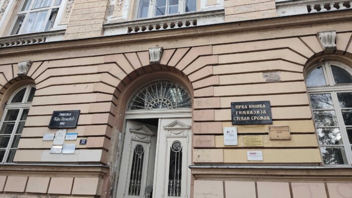 Profesori niškog „Sremca“ naišli na zaključana vrata nastavničke kancelarije, direktorka ćuti