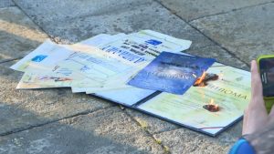 Profesorka srpskog jezika spalila diplomu ispred Skupštine Srbije