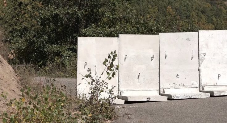 Prokopali put koji vodi ka Novom Pazaru i postavili velike betonske ploče