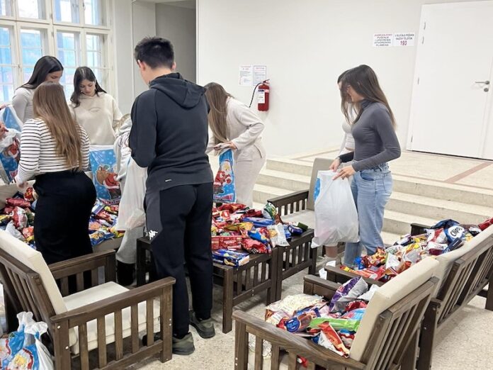 Prokupački gimnazijalci pripremaju paketiće za mališane kojima je pomoć najpotrebnija