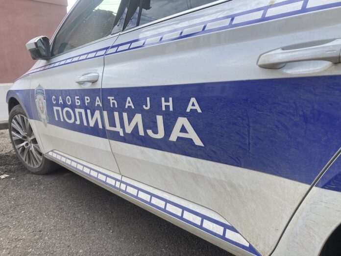 Prokupčanin udario pešaka, bežao od policije i oštetio i policijski auto