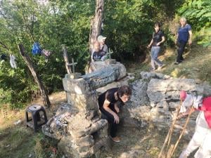 Prolazak kroz šuplji kamen - običaj iz 19. veka i dalje živi u selu kod Doljevca