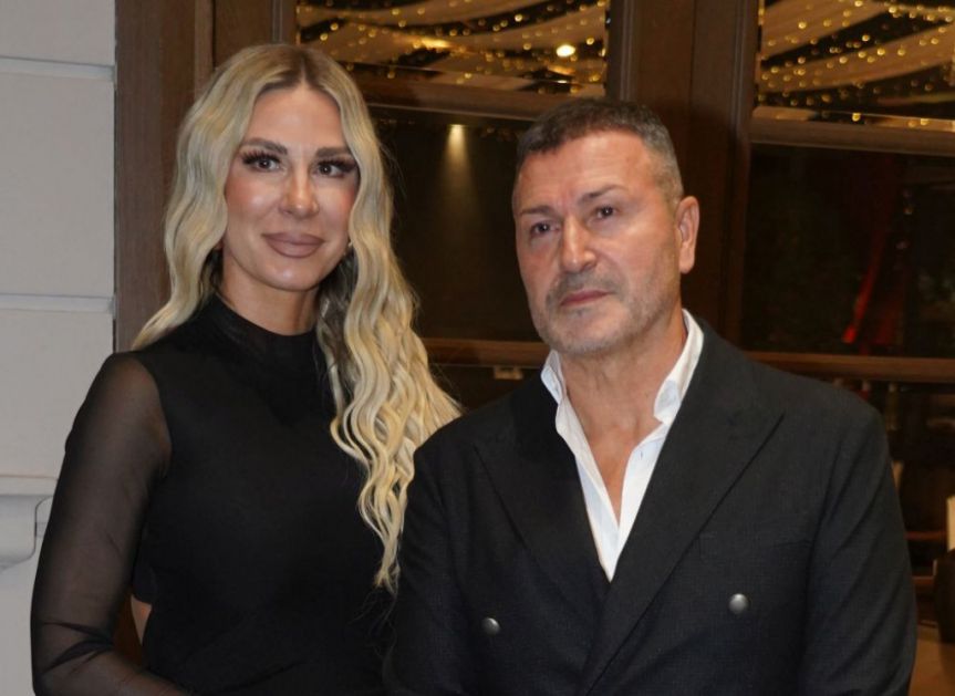 Promenio imidž i oduševio sve: Adriano Đogani prvi put sa roditeljima u javnosti