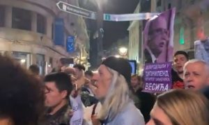 Promocija Vesićeve knjige o Beogradu uz povike „Vesiću, lopove“, građani jurili za njim (VIDEO)