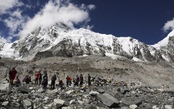 
					Pronađena tela četiri planinara na Mont Everestu 
					
									