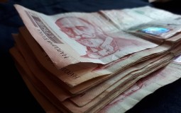 
					Prosečni mesečni prihodi domaćinstva za 400 dinara manji od troškova 
					
									