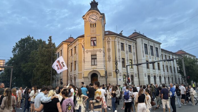 „Prošlo je radikalsko vreme“ – građani i studenti protestovali i u Nišu, policija čuvala prostorije SNS