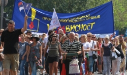 Prosvetari održali protest i najavili skraćene časove za ponedeljak (VIDEO)
