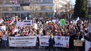 Prosvetni radnici iz više gradova Srbije stigli na protest u Čačku (VIDEO)