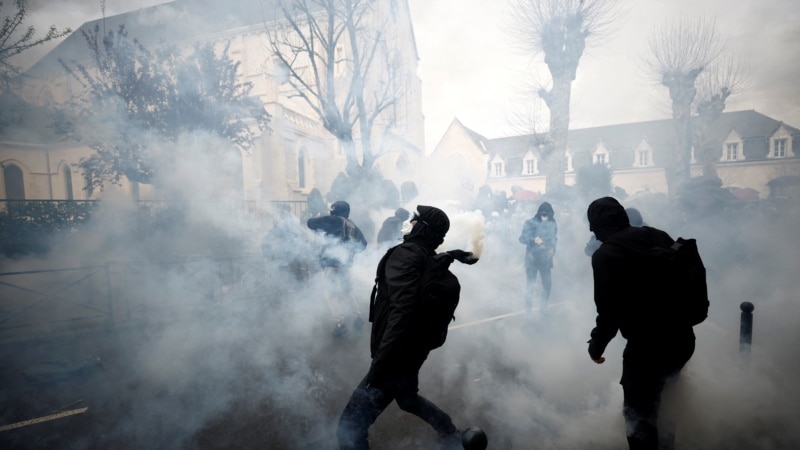 Prosvjedi ponovo zahvatili Francusku, Macron ne odustaje