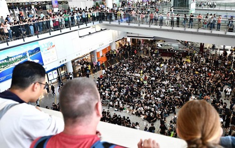 Prosvjednici zauzeli zračnu luku i pozivaju na slobodni Hong Kong