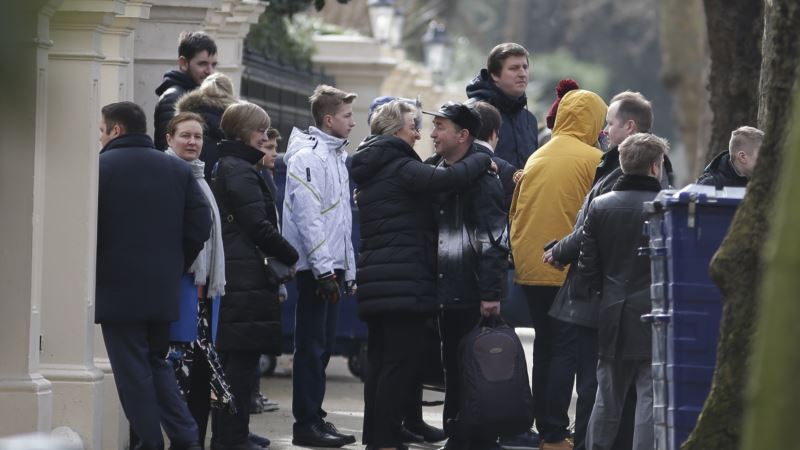 Proterane ruske diplomate stigle kući iz Britanije