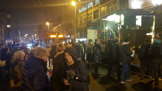 Protest 1 od 5 miliona u Beogradu, incident na skupštinskim vratima