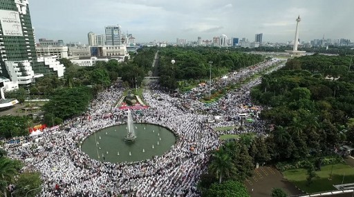 Protest 200.000 muslimana protiv hrišćanskog guvernera