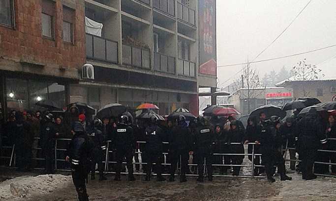 Protest Albanaca u Đakovici zbog dolaska Srba u hram