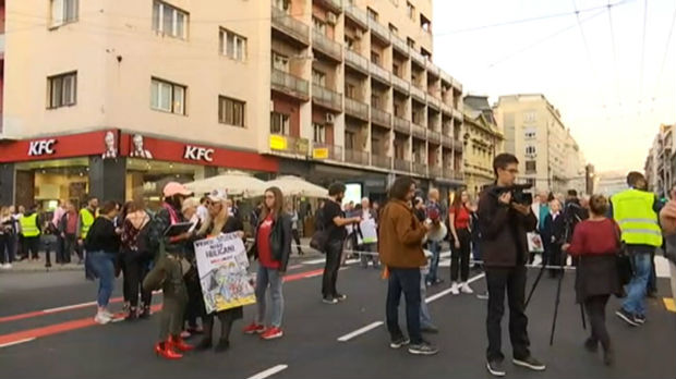 Protest Jedan od pet miliona u Beogradu, ofarban ulaz RTS-a