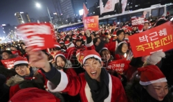 Protest Južnokorejaca u božićnom raspoloženju