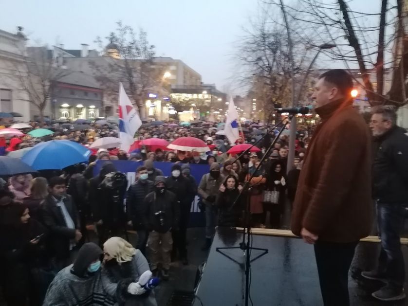 Pristalice SNS-a u Šapcu tražile slobodu kretanja i pravdu za bageristu