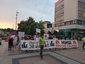 Protest Srbija protiv nasilja, šetnja do pružnog prelaza, zvižduci za ministra i gradonačelnicu 