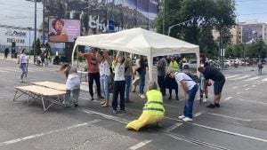 Protest akademske zajednice ispred Vlade: Organizatori postavljaju šatore, blokiran saobraćaj