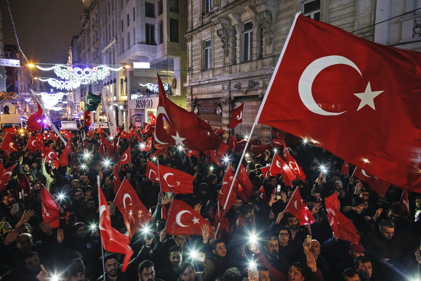 Protest državljana Turske ispred ambasade Holandije u Sarajevu