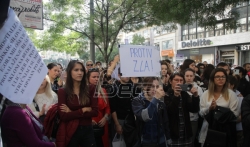 Gradjani ispred Informera traže da se povuče intervju sa silovateljem (VIDEO)