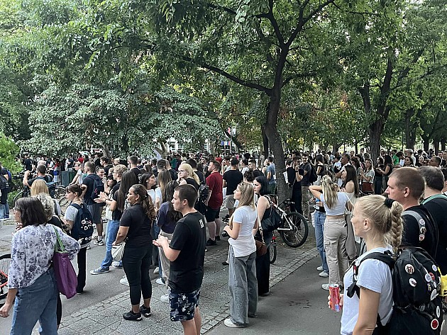 Protest ispred Filozofskog fakulteta od 19 časova
