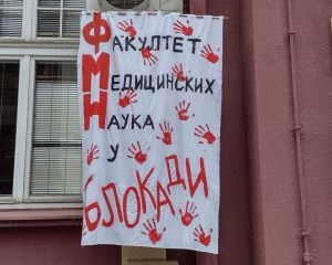 Protest ispred Medicinskog fakulteta u Kragujevcu u znak podrške profesoru Zdravkoviću kome se preti otkazom zbog onlajn nastave