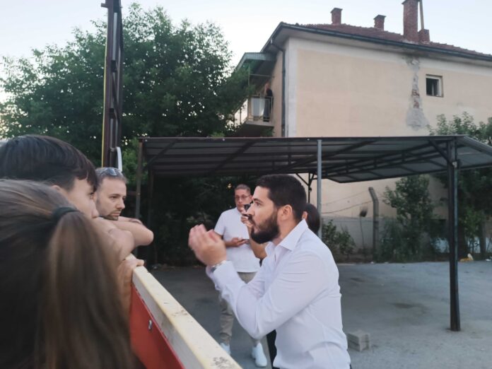 Protest ispred „Niš TV“ – rasprava preko ograde i poruka „Idite u ćacilend“