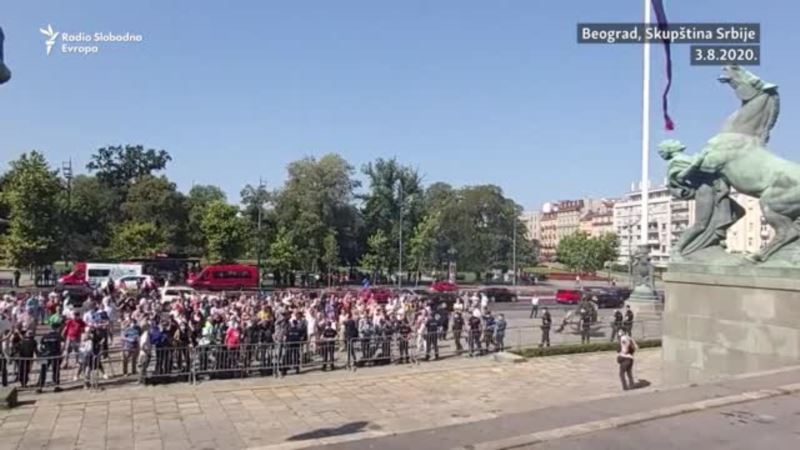 Protest ispred Skupštine Srbije unutra traje novi saziv parlamenta