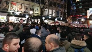 Protest ispred ambasade Crne Gore zbog zakona o crkvenoj imovini (VIDEO)