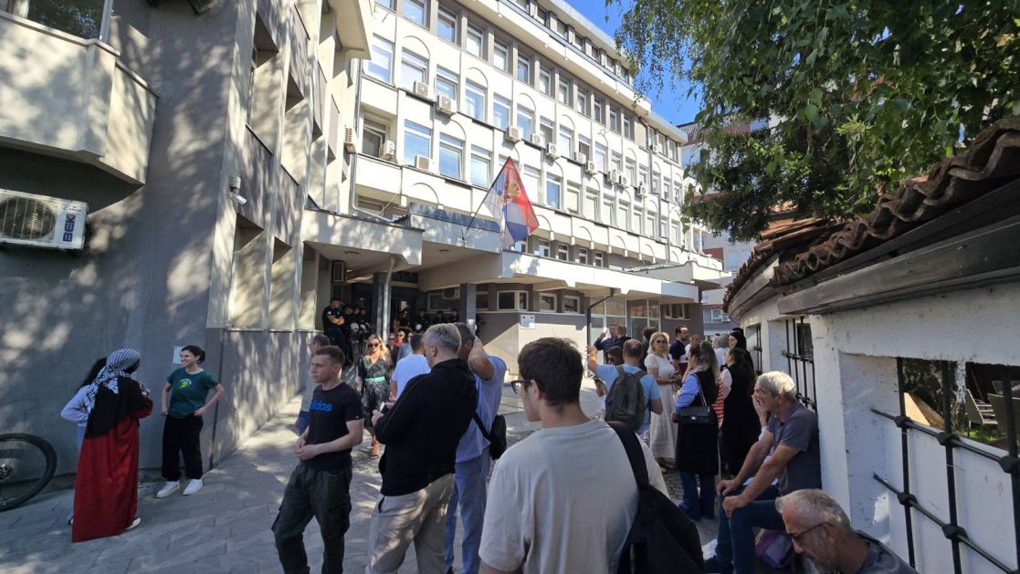 Protest ispred suda u Novom Pazaru – “Ne idemo kući dok ih ne pustite!”