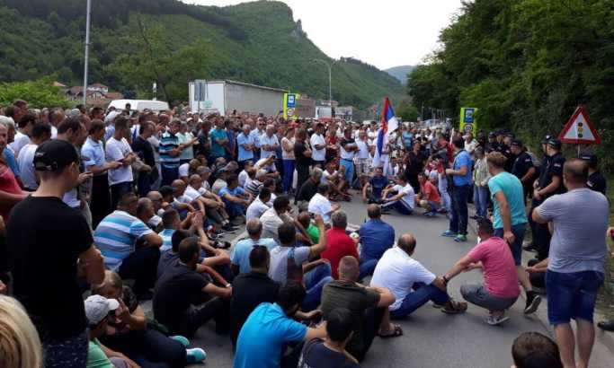 Protest malinara: I dalje blokirana magistrala ka Crnoj Gori