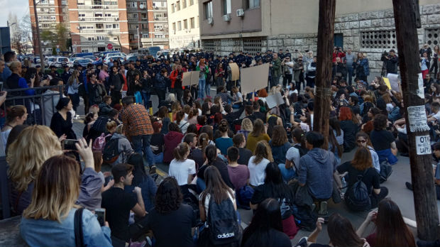 Protest maturanata ispred Policijske uprave zbog uhapšenog druga