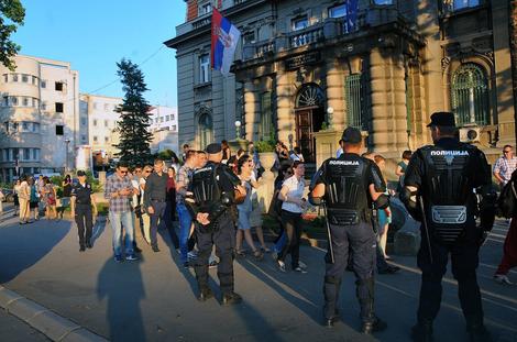Protest navijača i desničara na Niškoj nedelji ponosa