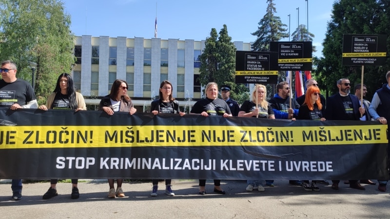 Protest novinara u Banjaluci zbog Nacrta zakona o kriminalizaciji klevete u RS