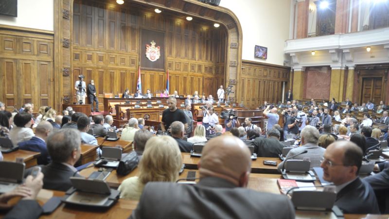 Deo opozicije u znak protesta ostaje tokom noći u Skupštini Srbije