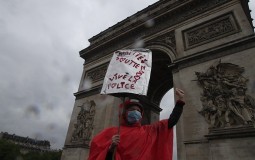 
					Protest policajaca ispred Trijumfalne kapije u Parizu 
					
									