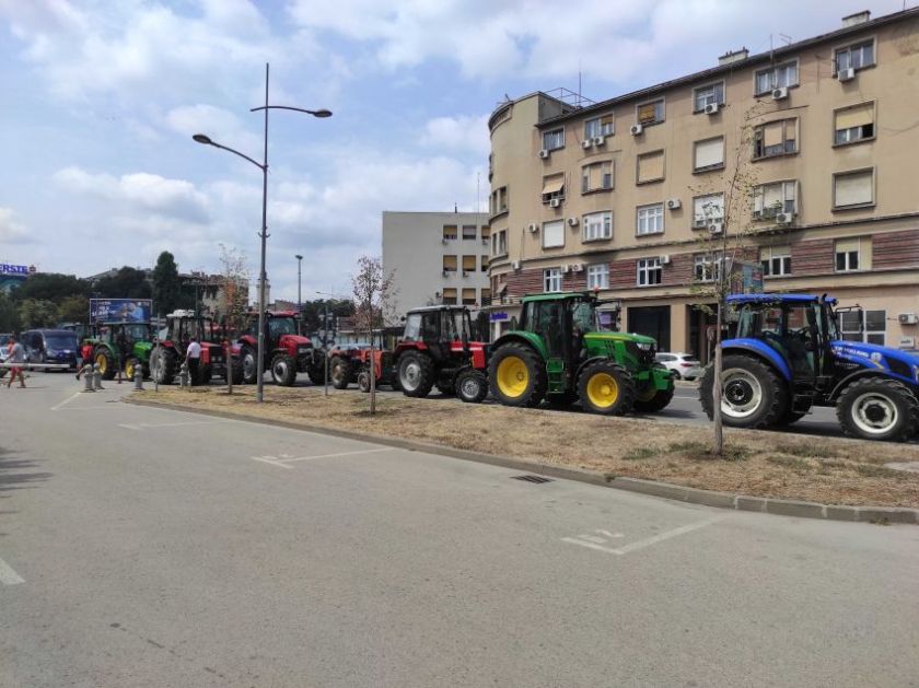 Protest poljoprivrednika u Novom Sadu – na njivama ništa, krediti stižu, država ćuti