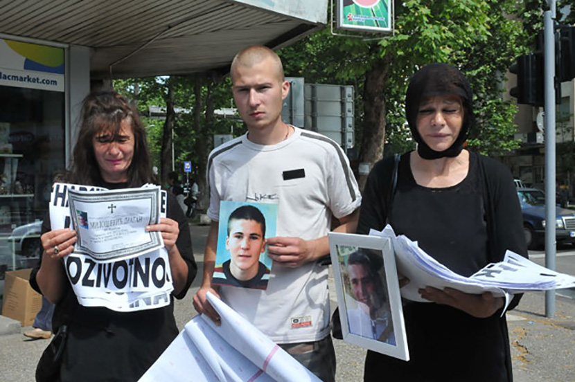 Protest prijatelja i rodbine posle samoubistva fudbalera: Dokle će siledžije u Srbiji zavijati majke u crno? (FOTO)