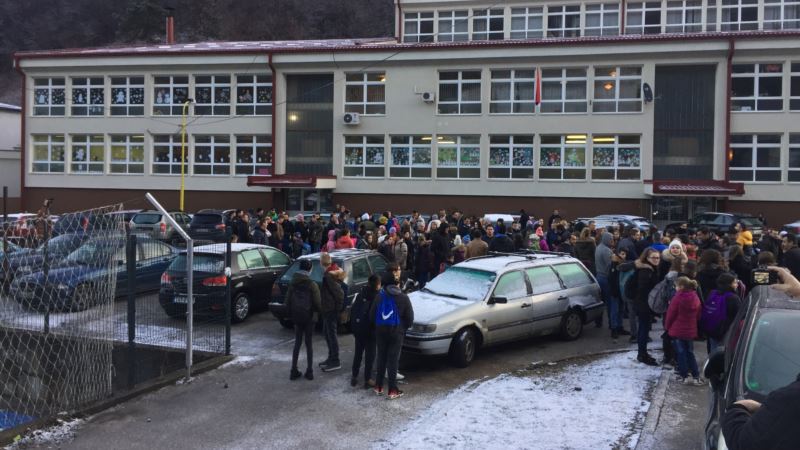 Protest roditelja i đaka ispred škole u Srebrenici